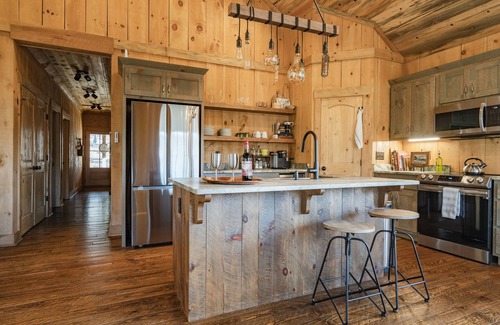 Morganton Cabina | Luxe Cabin Retreat HotTub 20 min Blue Ridge Vineyards Games Firepit Pets