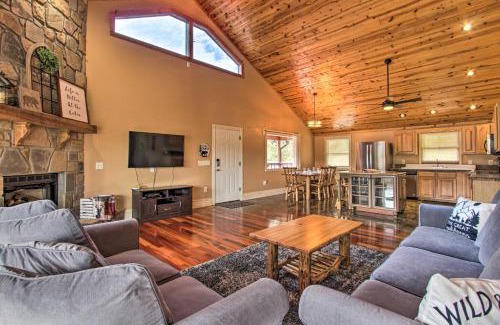 Sevierville Casa | Luxe Cabin with Covered Pool and Smoky Mountain Vistas