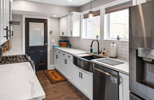 Pittsburgh Apartamento | Premier Home, Prime PITT Location, Hot Tub & Sauna