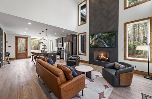 Raccoon Ridge Chalet De Esquí | LUXE Chalet! Hottub, Sauna, Arcade, 8 Beds-3 Kings, Creek, 10min Downtown & Lake