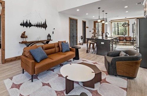 Raccoon Ridge Chalet De Esquí | LUXE Chalet! Hottub, Sauna, Arcade, 8 Beds-3 Kings, Creek, 10min Downtown & Lake