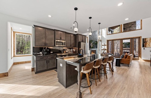 Raccoon Ridge Chalet De Esquí | LUXE Chalet! Hottub, Sauna, Arcade, 8 Beds-3 Kings, Creek, 10min Downtown & Lake