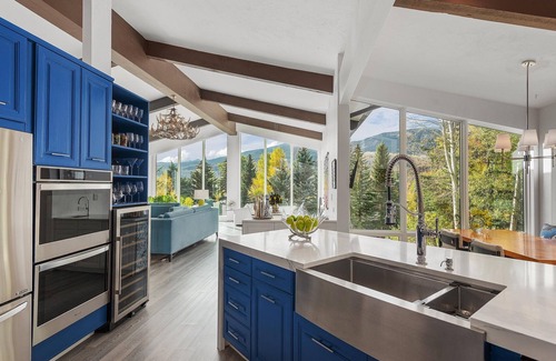 Snowmass Village Casa | Luxe Chalet: Jaw-Dropping Views of Mountains! Summer Garden Terrace