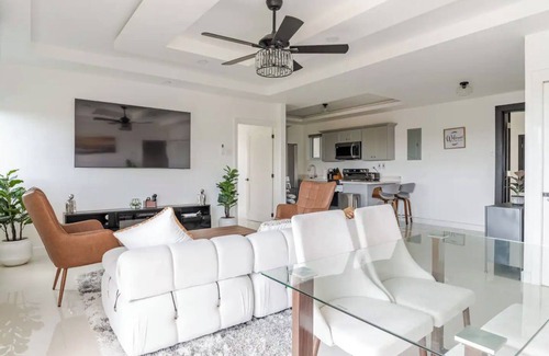 Barbican Apartamento | Luxe City Oasis 2bdrm apt in Kingston w/ AC, WiFi, Gym and Rooftop Pool