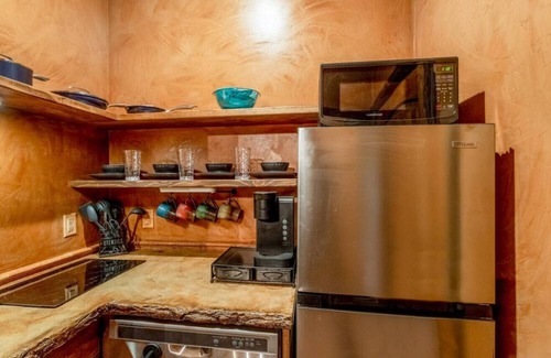 Virgin Alquiler De RV | Luxe Cliff Dwelling Perfect for Romantic Getaway