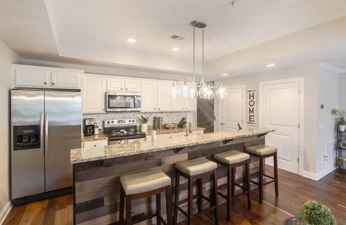Old Town Bluffton Casa | Luxe Condo in Old Town Bluffton + Elevator + Walkable to everything!