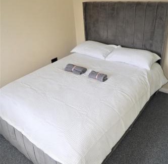 Gloucester Casa | Luxe Cosy&Spacious 2 Bed House - Super Fast Wi-Fi & Private Parking Near GLO Airport & Cheltenham Racecourse