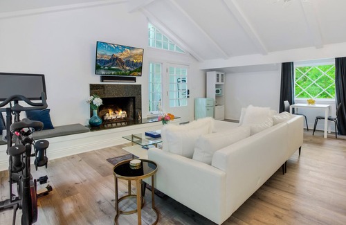Sherman Oaks Cabaña | Luxe Cottage with Pool in the Hills - Close to Shops & Restaurants