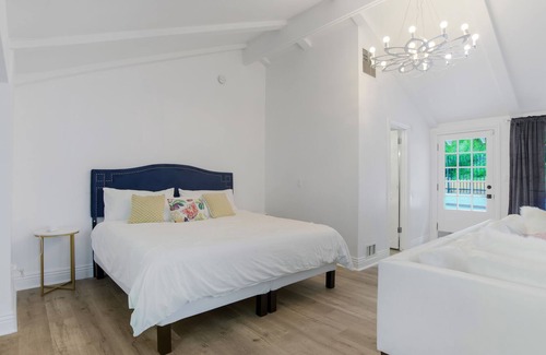 Sherman Oaks Cabaña | Luxe Cottage with Pool in the Hills - Close to Shops & Restaurants
