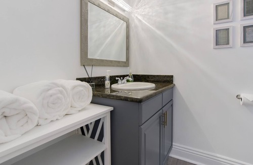 Sherman Oaks Cabaña | Luxe Cottage with Pool in the Hills - Close to Shops & Restaurants