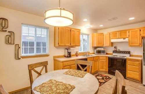 Downtown Leavenworth Complejo | Escápese a nuestra cabaña acogedora de lujo en la ciudad de Leavenworth para 4 adultos con HotTub, AC
