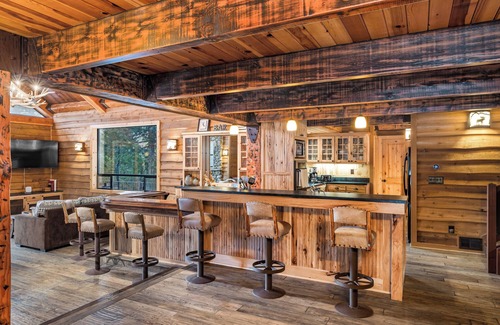 Cold Springs Cabina | Luxe Cozy 3 BDR Cabin w/Jacuzzi near Pinecrest Lake, Dodge Ridge & Cold Springs