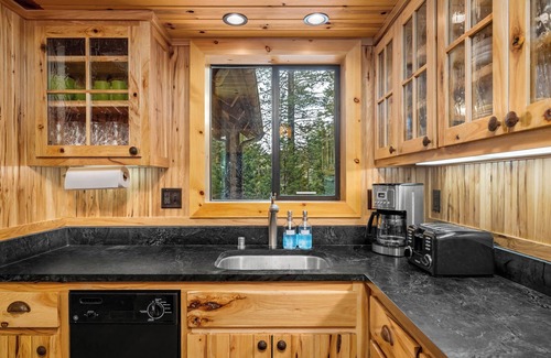 Cold Springs Cabina | Luxe Cozy 3 BDR Cabin w/Jacuzzi near Pinecrest Lake, Dodge Ridge & Cold Springs
