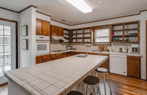 Harbison Casa | Luxe Cozy Retreat w/King bed, Near Parks and USC