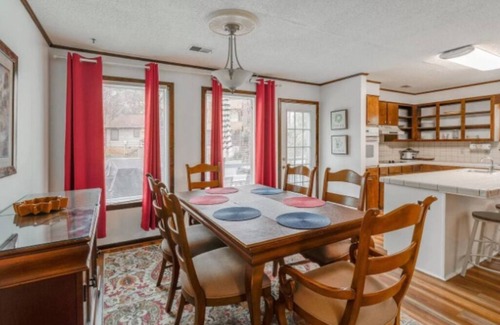 Harbison Casa | Luxe Cozy Retreat w/King bed, Near Parks and USC