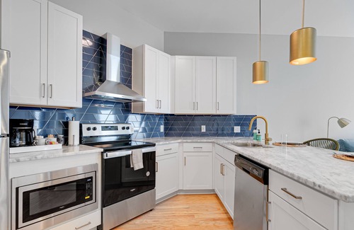 Church Hill Apartamento | Luxe Decor & Private Balcony in Grandiose District