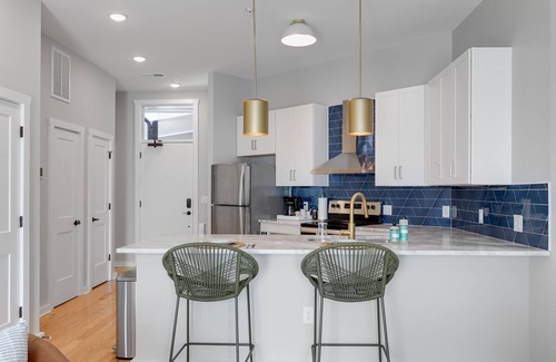 Church Hill Apartamento | Luxe Decor & Private Balcony in Grandiose District