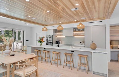 Downtown Casa | Luxe Designer Oasis + Guest House steps off Duval