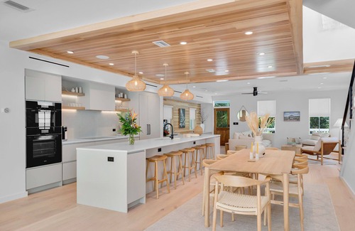 Downtown Casa | Luxe Designer Oasis + Guest House steps off Duval