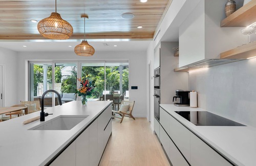 Downtown Casa | Luxe Designer Oasis + Guest House steps off Duval