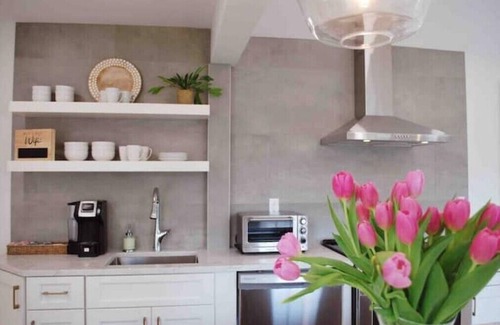 Devon Casa | Luxe, designer renovation; walk to Tyde wedding venue, shops & beach!