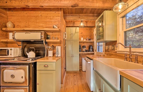 Logan Cabaña | Luxe Dog-friendly Cabin w/ Hot Tub & Game Room