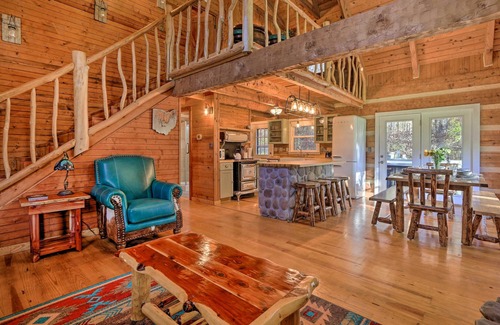 Logan Cabaña | Luxe Dog-friendly Cabin w/ Hot Tub & Game Room