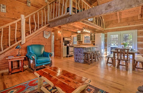 Logan Cabina | Luxe Dog-Friendly Cabin w/ Hot Tub & Game Room
