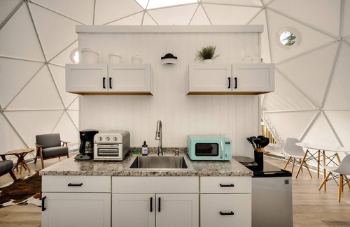 Capon Bridge Apartamento | Luxe Dome w/ Hot Tub, Full Bath & Mountain View!