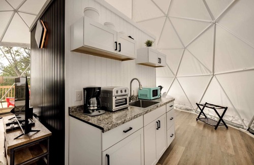 Capon Bridge Apartamento | Luxe Dome w/ Hot Tub, Full Bath & Mountain View!