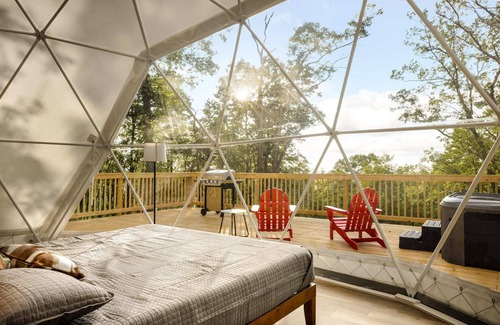 Capon Bridge Apartamento | Luxe Dome w/ Hot Tub, Full Bath & Mountain View!