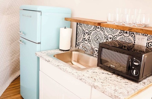 Eureka Springs Apartamento | Luxe Dome with Cedar Hot Tub on deck, only 15 minutes from downtown Eureka Springs and 8 minutes from Beaver Lake.