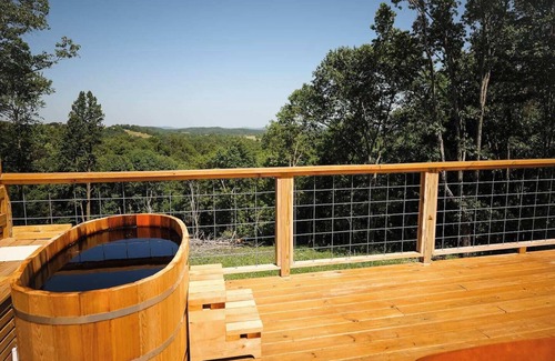 Eureka Springs Apartamento | Luxe Dome with Cedar Hot Tub on deck, only 15 minutes from downtown Eureka Springs and 8 minutes from Beaver Lake.