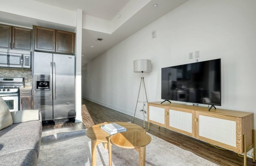 Waller Creek District Apartamento | Luxe Downtown 1BR w/ Gym, Deck & W/D, walk to 6th St bars, by Blueground