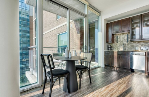Waller Creek District Apartamento | Luxe Downtown 1BR w/ Gym, Deck & W/D, walk to 6th St bars, by Blueground