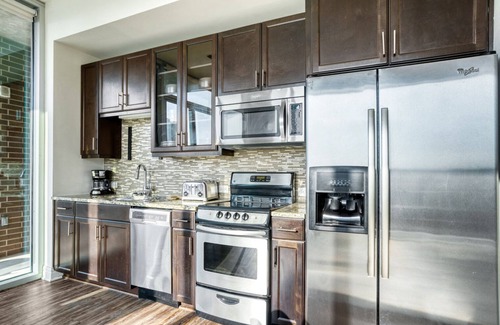Waller Creek District Apartamento | Luxe Downtown 1BR w/ Gym, Deck & W/D, walk to 6th St bars, by Blueground