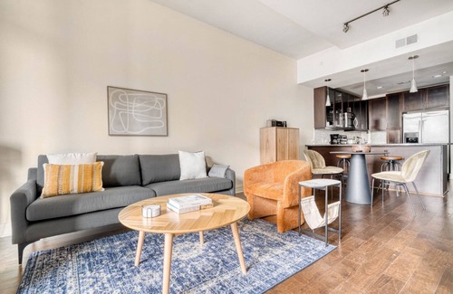 Waller Creek District Apartamento | Luxe Downtown Austin 1BR w/ Gym, Pool & W/D, nr Rainey St, by Blueground
