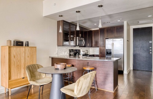 Waller Creek District Apartamento | Luxe Downtown Austin 1BR w/ Gym, Pool & W/D, nr Rainey St, by Blueground