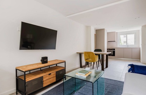 Teatinos Apartamento | Luxe El Consul - El Romeral 1BR, nr Groceries, by Blueground
