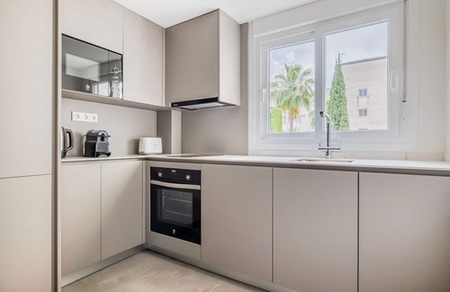 Teatinos Apartamento | Luxe El Consul - El Romeral 1BR, nr Groceries, by Blueground