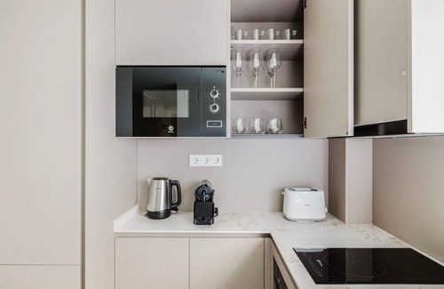 Teatinos Apartamento | Luxe El Consul - El Romeral 1BR, nr Groceries, by Blueground