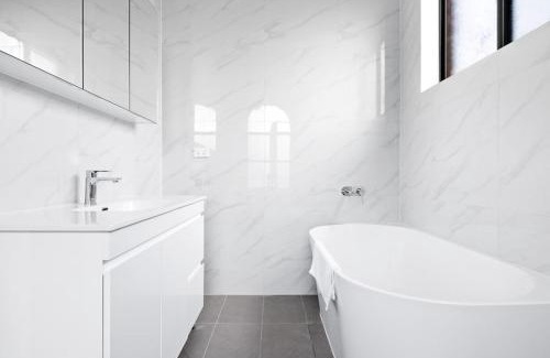 Bankstown Casa | Luxe Ensuite Queen Room - Close to Stations & Shops