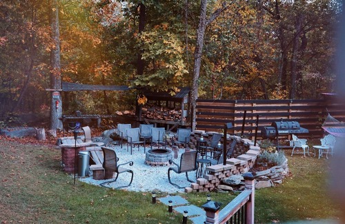 East Stroudsburg Casa | Luxe Entertainers Retreat: Mins to Ski HotTub/Games/Firepit/Sauna & Cinema!