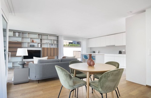 Escher Wyss Apartamento | Luxe Escher Wyss 2BR w/ Storage & W/D, nr Station, by Blueground