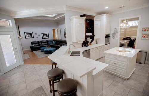 Beaumont Casa | Luxe Executive Home 4BR 3.5 BA w/ Sparkling Pool, Outdoor Entertainment Area, Sp