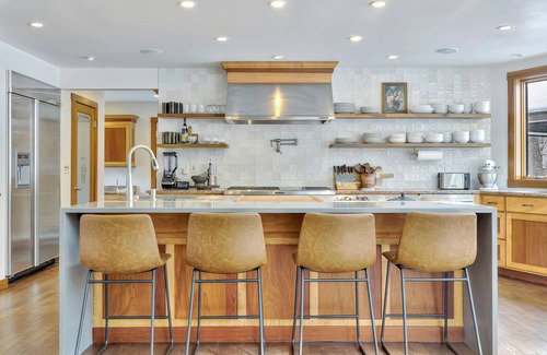 Stevensville Casa | Luxe Family Retreat Heated Pool, Hot Tub, Near Beach Perfect Year Round Space