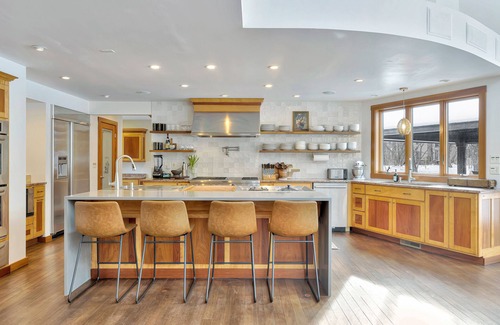 Stevensville Casa | Luxe Family Retreat Heated Pool, Hot Tub, Near Beach Perfect Year Round Space