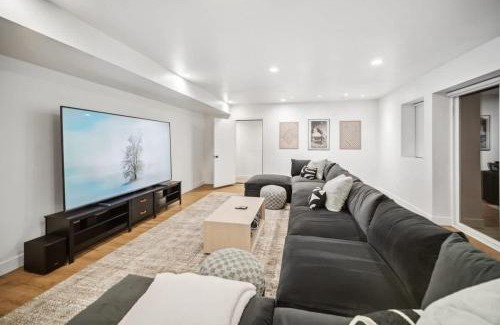 Lindon Casa | Luxe Family Retreat with Private Pickleball a Large Swim Spa indoor Movie Theatre 2 Outdoor Firepits a Home Gym and more