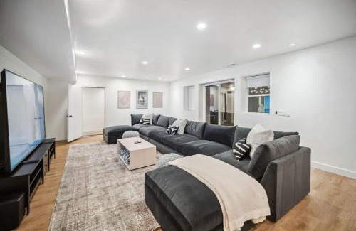 Lindon Casa | Luxe Family Retreat with Private Pickleball a Large Swim Spa indoor Movie Theatre 2 Outdoor Firepits a Home Gym and more