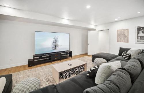 Lindon Casa | Luxe Family Retreat with Private Pickleball a Large Swim Spa indoor Movie Theatre 2 Outdoor Firepits a Home Gym and more